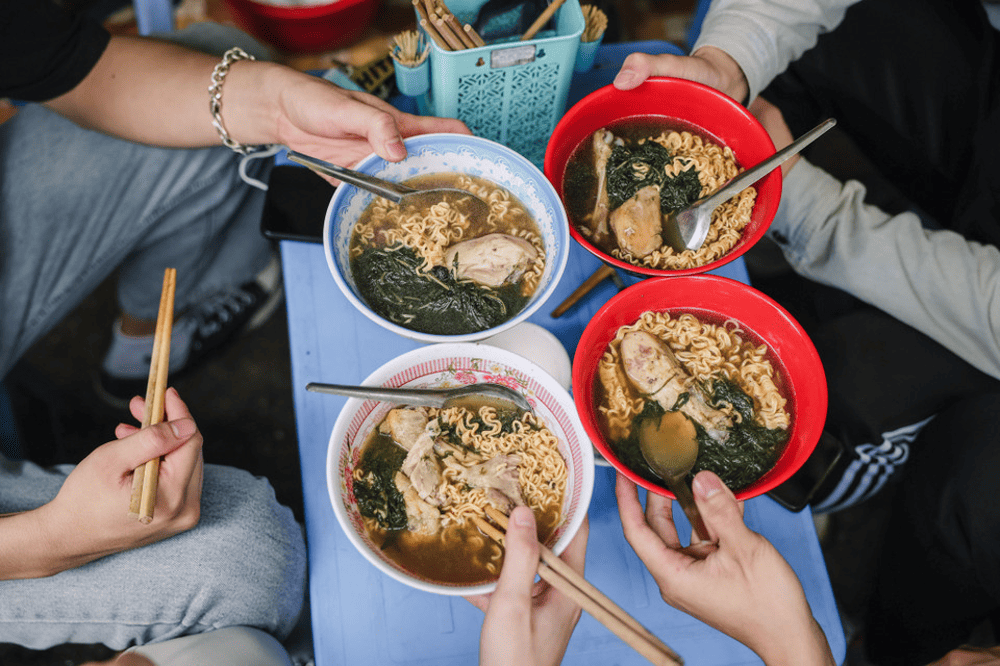 Mì gà tần trứng vịt lộn là món ăn giải nhiệt, giải cảm yêu thích của người dân Hà thành (Nguồn: Vietnam+/Minh Sơn)